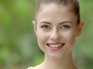 彼女の見事な穴が露出してレア美は裸スタンド