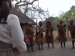 Japans meisje reist naar Afrika voor vakantie