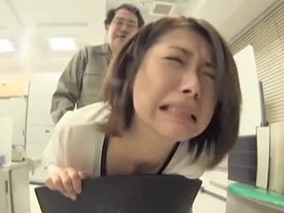 Deviating japanische Hündin wird von einem paar geilen Jungs gefickt