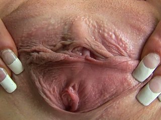 가까이 장면에서 거대한 분홍색 음핵와 야레 갈색 머리 설의 허풍