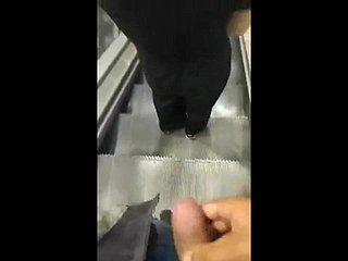Cumsharking Terperangkap Cum untuk Unladylike dalam Eskalator Supermarket