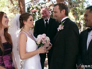 美しい花嫁はストッキングで結婚式の日の輪姦を持っています