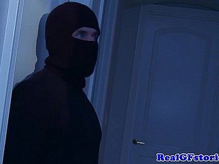 主婦は真夜中でassfucked泥棒
