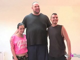 Bir genç, bir dev ve büyük bir penis! FAKings de Halk porno!