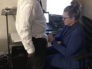 成熟的办公室贱人秘籍与黑色员工在工作