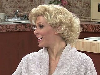 饿了的公鸡成熟的家庭主妇流口水英俊的花花公子