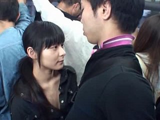 いたずらティーンAVギャルオンザバスジャーク彼カムズまで彼女のボーイフレンド