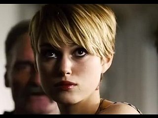 痴女衣装でクラスを身に着けて息をのむようなベーブキーラ・ナイトレイ