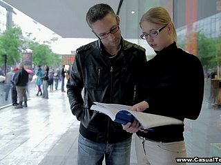 sinh viên nhút nhát trong kính Veronika được fucked và jizzed