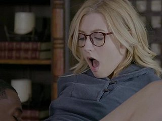 Alexa Grace est une nana avec des lunettes ayant besoin d'un shag hardcore