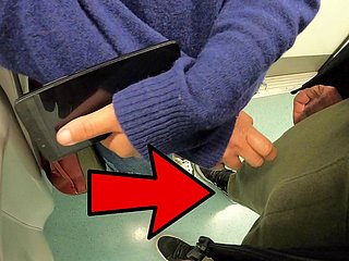 Onbekende vrouw raakt mijn pik in de metro