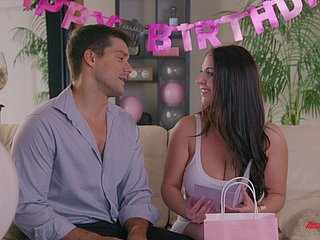 Gorgeous Angela White trata a un chico a su cuerpo curvado