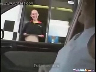 Enseñando las tetas en mcdonalds lampeggiante - Delokos.com