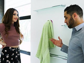 Hunk bonito está interessado em morena quente Elena Koshka