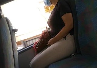 (Autobús público arriesgado) ¡Mamada amateur de un extraño!