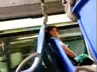 ディックはバスの中でエキサイティングな女性に点滅しています