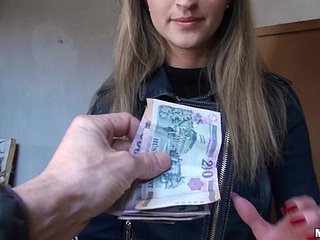 Melanie soffia e viene scopata per soldi in hardcore pov