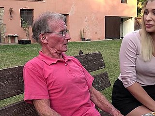 Tóc vàng nóng Ass hậu môn fucked bởi Grandpa sừng