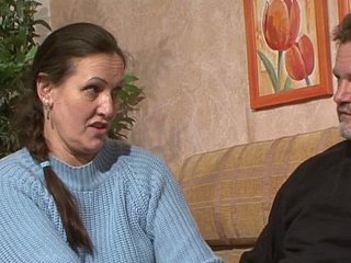 Oud Thirsting Paar voert vuile orale seks op sofa uit