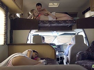 Fantastis Beruap FFM Threesome dengan Cewek Slutty Liar Katya Rodriguez