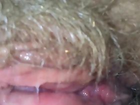 Lambendo seu peludo boceta molhada avó