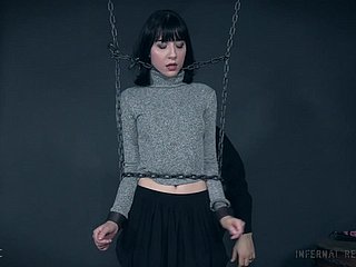 Barely Legal Charlotte Sartre chora em sessão de bondage abusiva