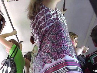 Pantat panas terdedah dalam video upskirt