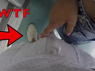Stepsister menggoda seorang lelaki asing yang tidak dikenali di kereta api awam!