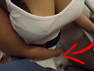 Onbekende blonde MILF met grote tieten begon mijn lul in de metro aan te raken! Dat wordt gekleed seks genoemd?