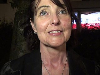 Zbliżenie wideo z napalonej dojrzałej żony Boycelina