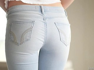 놀라운 나오미 숲은 흥분한 남자가 가장 좋아하는 것을 알고 있습니다.