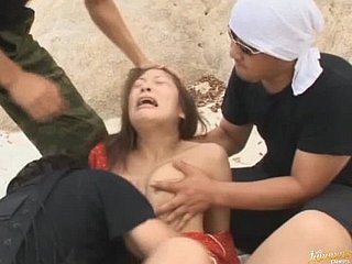 Linda Akane Mochida se vuelve gangbange y cubierta de semen en la playa