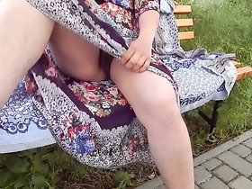 Peludo madura en vestido transparente