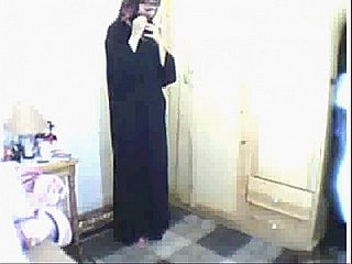 Ragazza araba che prega e poi si masturba