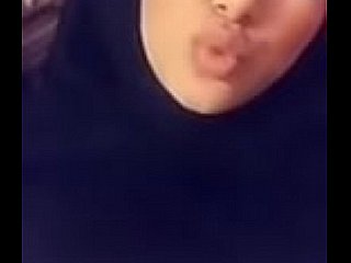 Gadis Hijabi Muslim dengan payudara besar mengambil pic selfie seksi