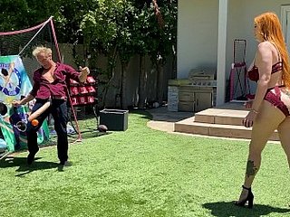 Beamy Booty Busty Redhead Progenitrix เล่นลูกอวัยวะเพศชายด้วยไก่สีขาวขนาดใหญ่ของ STEP-SON