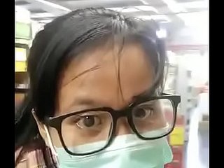 دودھ پلانے والی ملی گروسری اسٹور میں بڑے ٹٹس کو چمکتی ہے۔