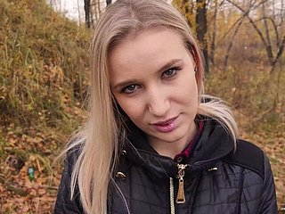 Dampen mia sorellastra adolescente ama scopare e ingoiare Dampen sperma all'aperto. - POV