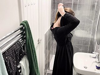 OH MIO DIO!!! CAM Go out of business near appartamento airbnb catturato glacial ragazza araba musulmana near hijab facendo doccia e masturbarsi