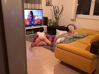 น้องสาวที่มีเขาจับได้ดูหนังโป๊และได้รับมันในปากของเธอ