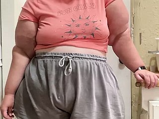 Nieśmiała, słodka, szczęśliwa SSBBW pokazuje swoje zmysłowe krzywe