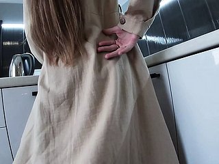 ایک سوتیلی بہن کے اسکرٹ کے نیچے۔ ، اتارنا making out رسیلی گدا
