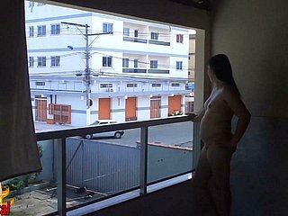아내는 모든 동네에 누드 몸을 보여주기를 좋아합니다.