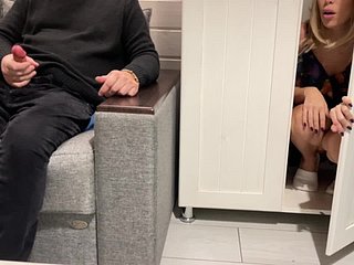 Madrasta pegou o enteado se masturbando e ajudá -lo a gozar rápido creampie