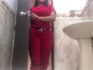 Pielęgniarka wysyła mi gorące peekaboo na WhatsApp