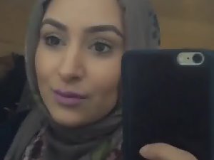 입술을 빠는 hijabi 거시기