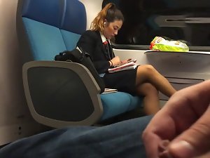 Cumming accanto alla ragazza calda with treno