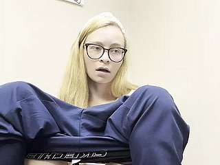 Freche Krankenschwester Pussy spielen geile heiße tow-headed milf