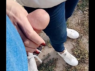 Istri amatir berisiko handjob di depan umum