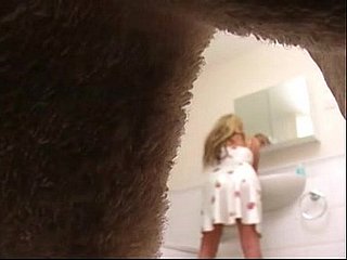 두 명의 소녀가 // voyeur 파일을보고 있습니다